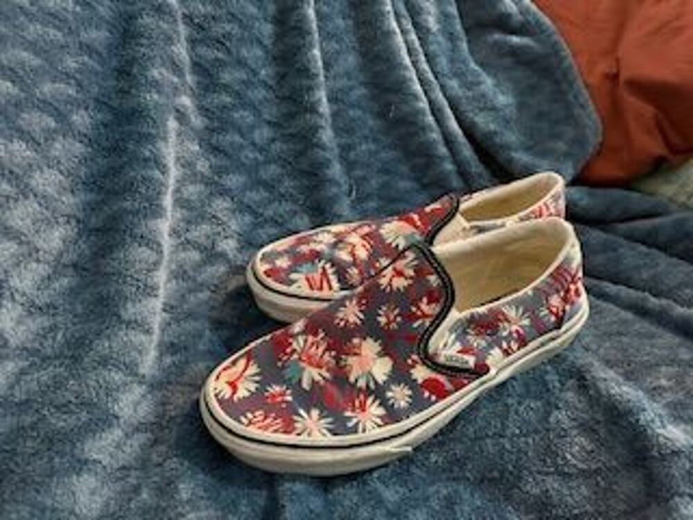 #S110 PRE-LOVED Vans classic slip on crew shoe in floral size w6.5/m5